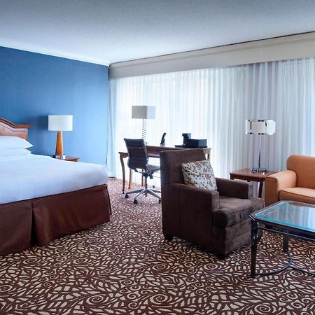 Milwaukee Marriott West Hotel Уакиша Екстериор снимка