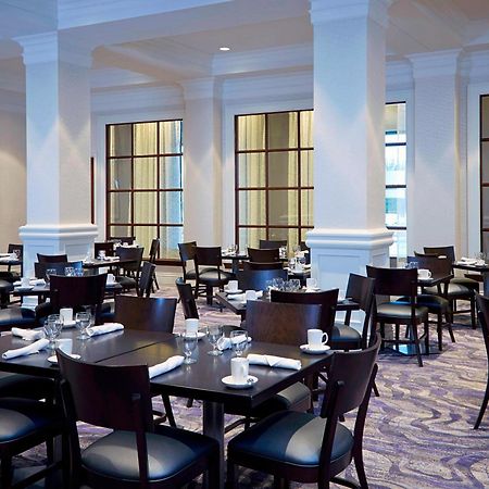 Milwaukee Marriott West Hotel Уакиша Екстериор снимка