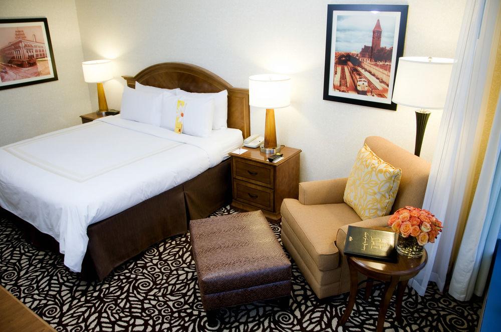 Milwaukee Marriott West Hotel Уакиша Екстериор снимка