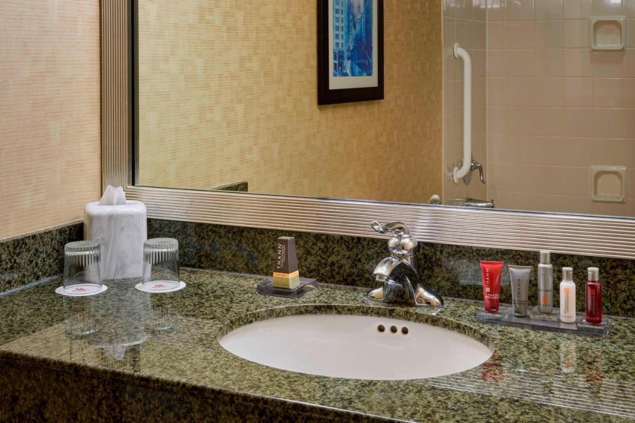 Milwaukee Marriott West Hotel Уакиша Екстериор снимка