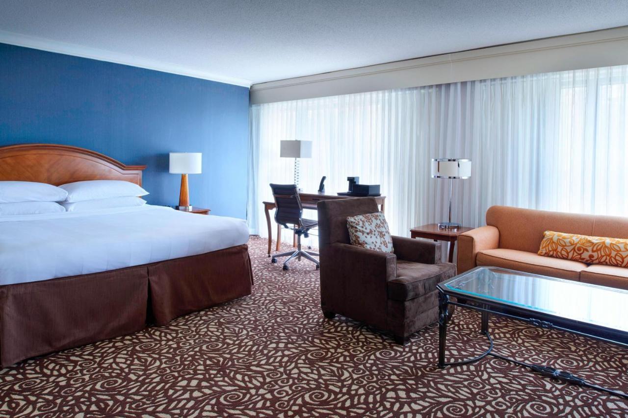 Milwaukee Marriott West Hotel Уакиша Екстериор снимка