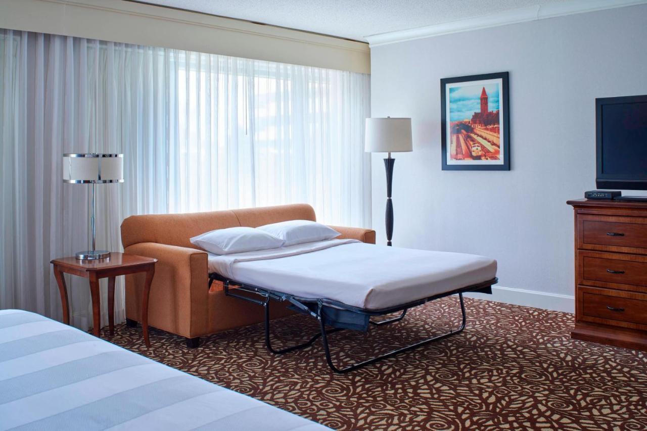 Milwaukee Marriott West Hotel Уакиша Екстериор снимка