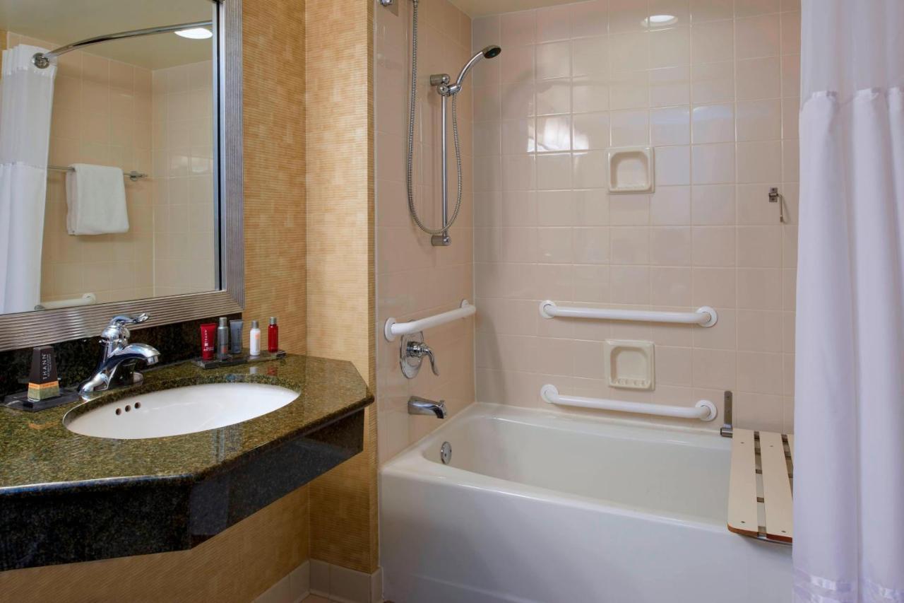 Milwaukee Marriott West Hotel Уакиша Екстериор снимка