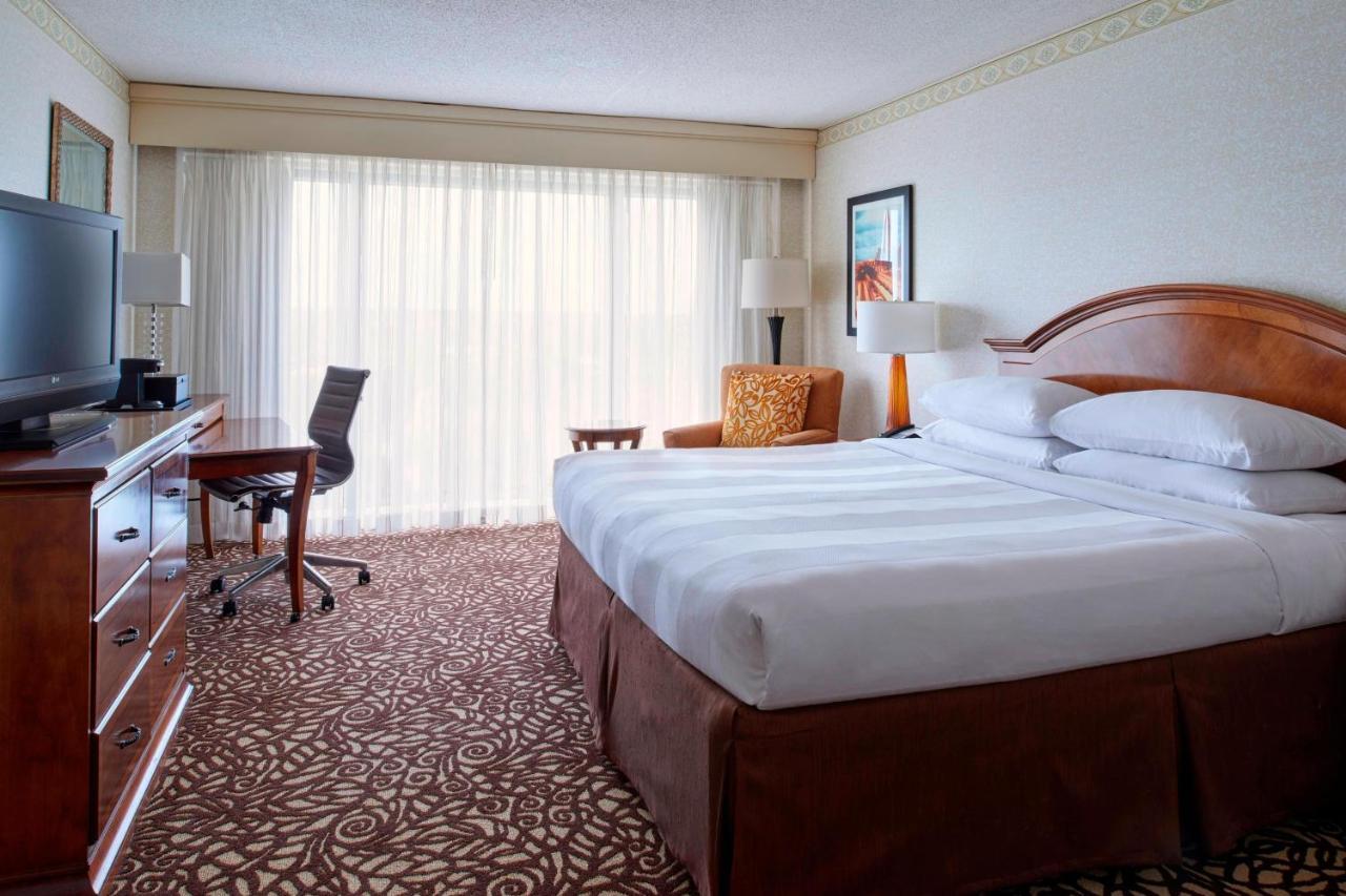 Milwaukee Marriott West Hotel Уакиша Екстериор снимка