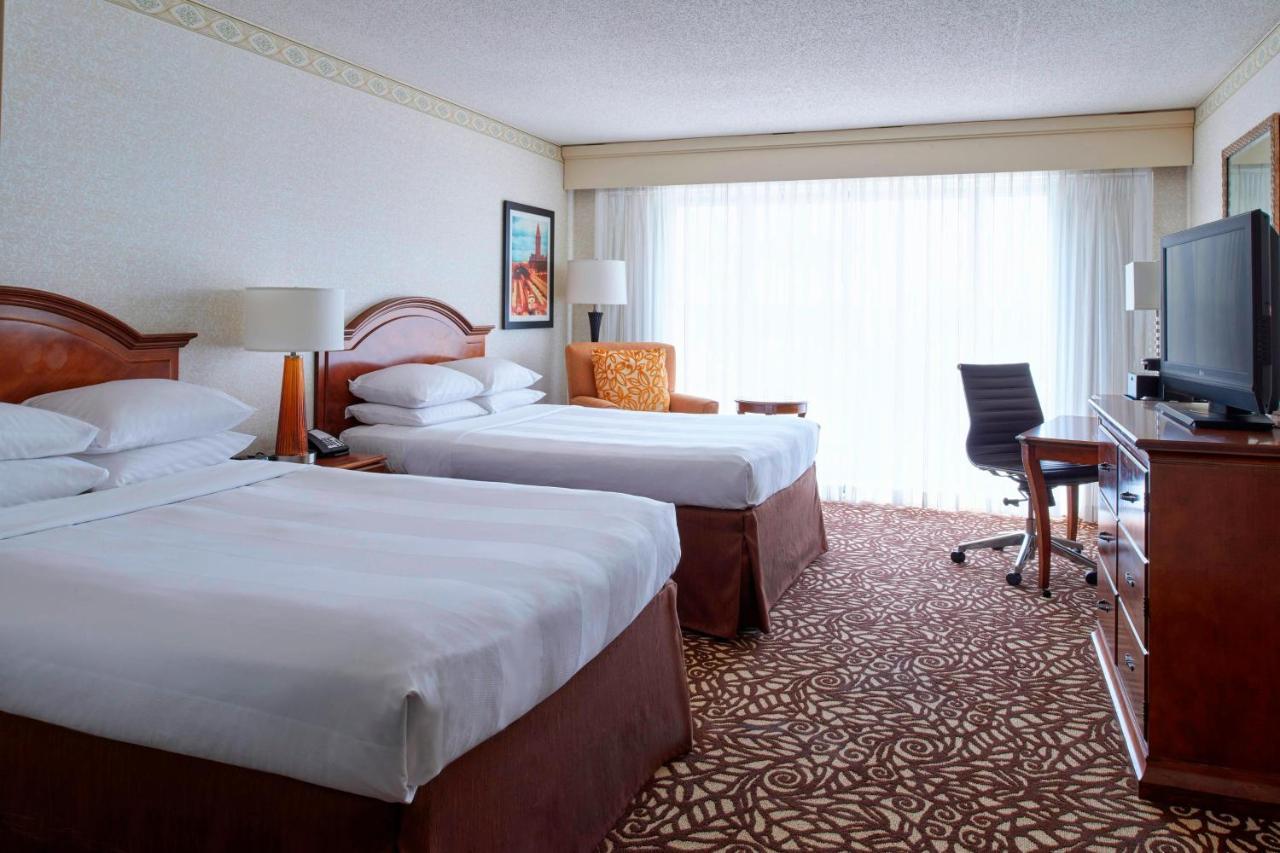 Milwaukee Marriott West Hotel Уакиша Екстериор снимка