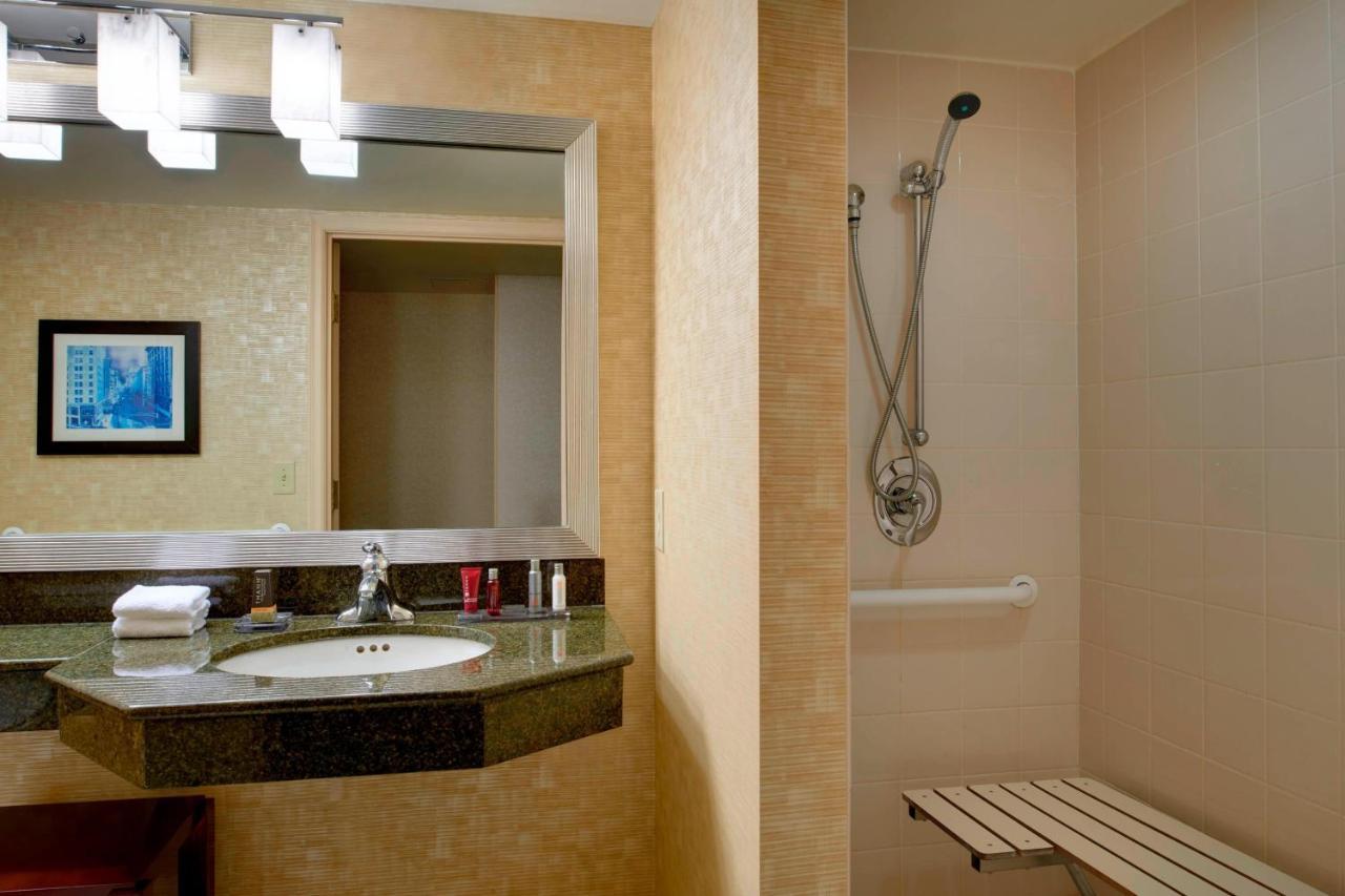 Milwaukee Marriott West Hotel Уакиша Екстериор снимка