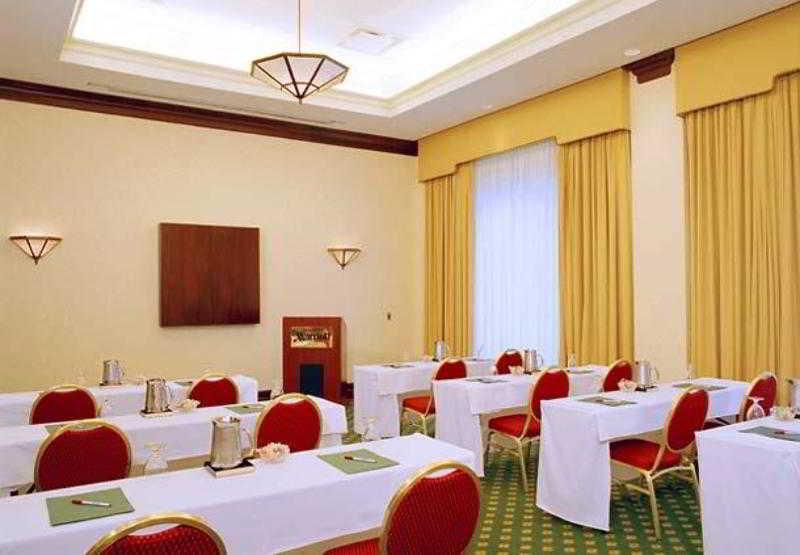 Milwaukee Marriott West Hotel Уакиша Екстериор снимка