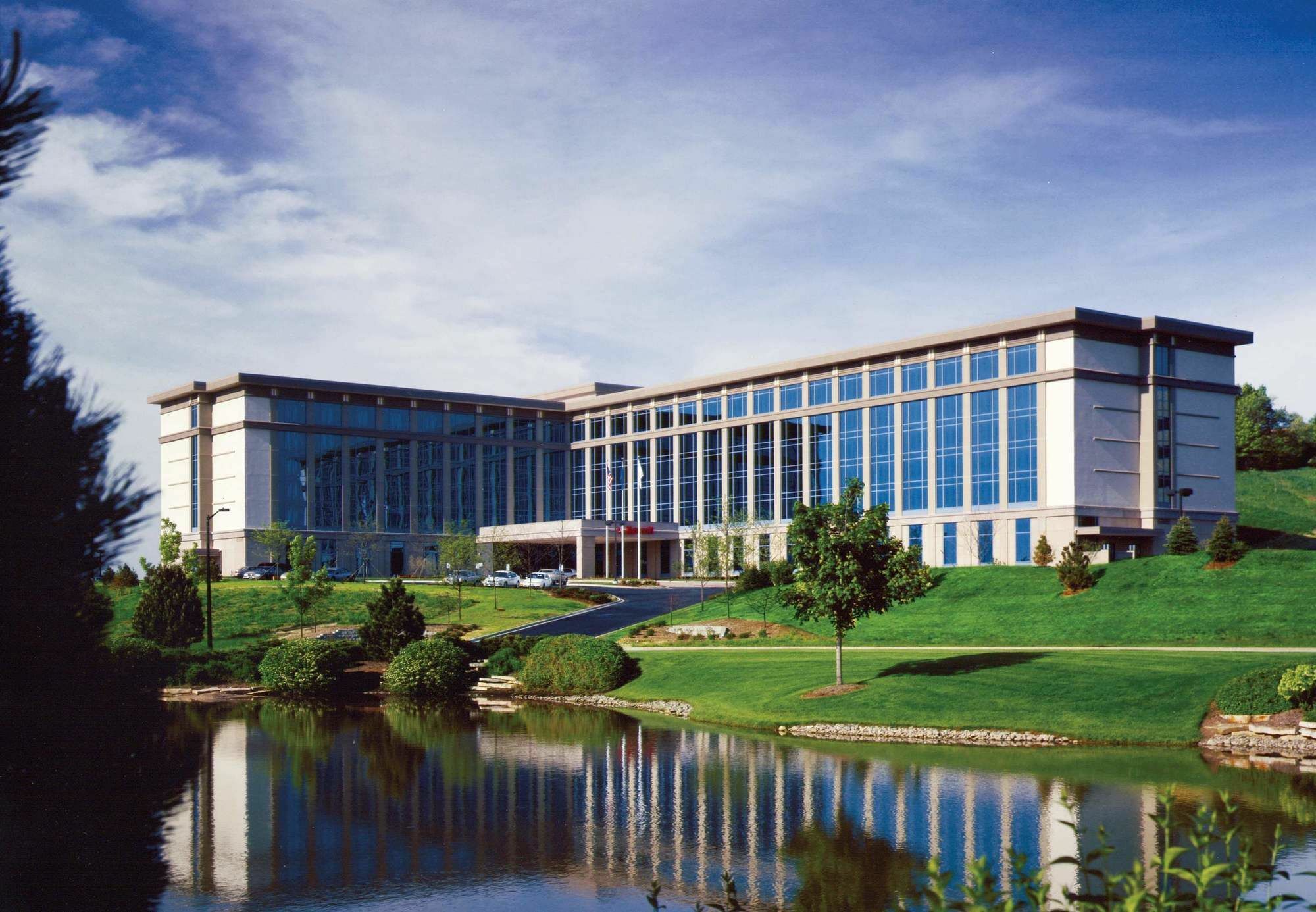 Milwaukee Marriott West Hotel Уакиша Екстериор снимка