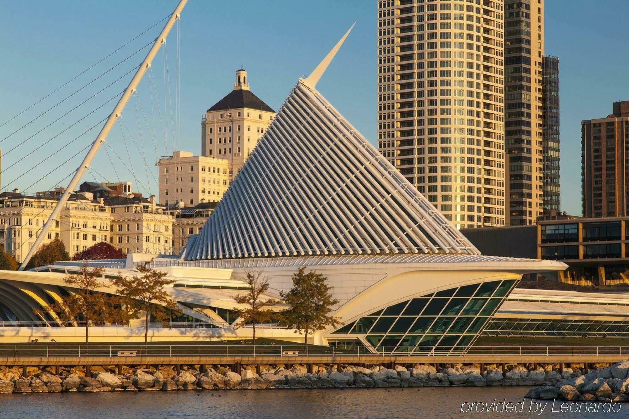 Milwaukee Marriott West Hotel Уакиша Екстериор снимка